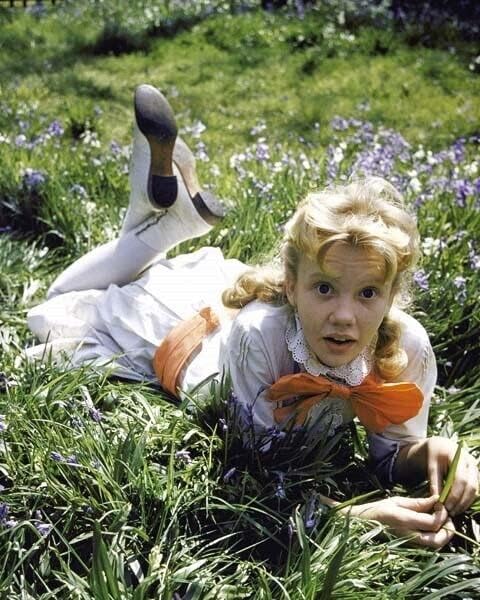 Hayley Mills în ținuta ei Pollyanna întinsă pe iarbă de 5x7 inch fotografie
