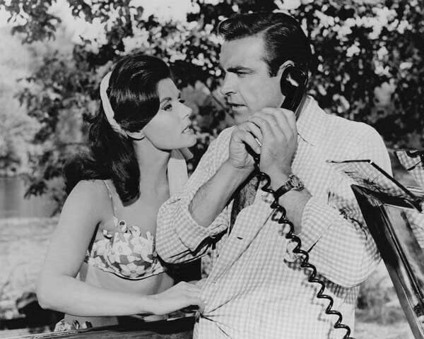 Din Rusia cu dragoste 1963 Sean Connery pe telefonul auto Eunice Gayson 8x10 Fotografie